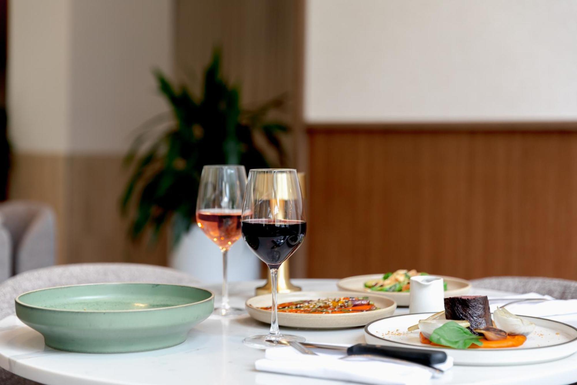 Amora Hotel Brisbane Zewnętrze zdjęcie Dishes at the restaurant