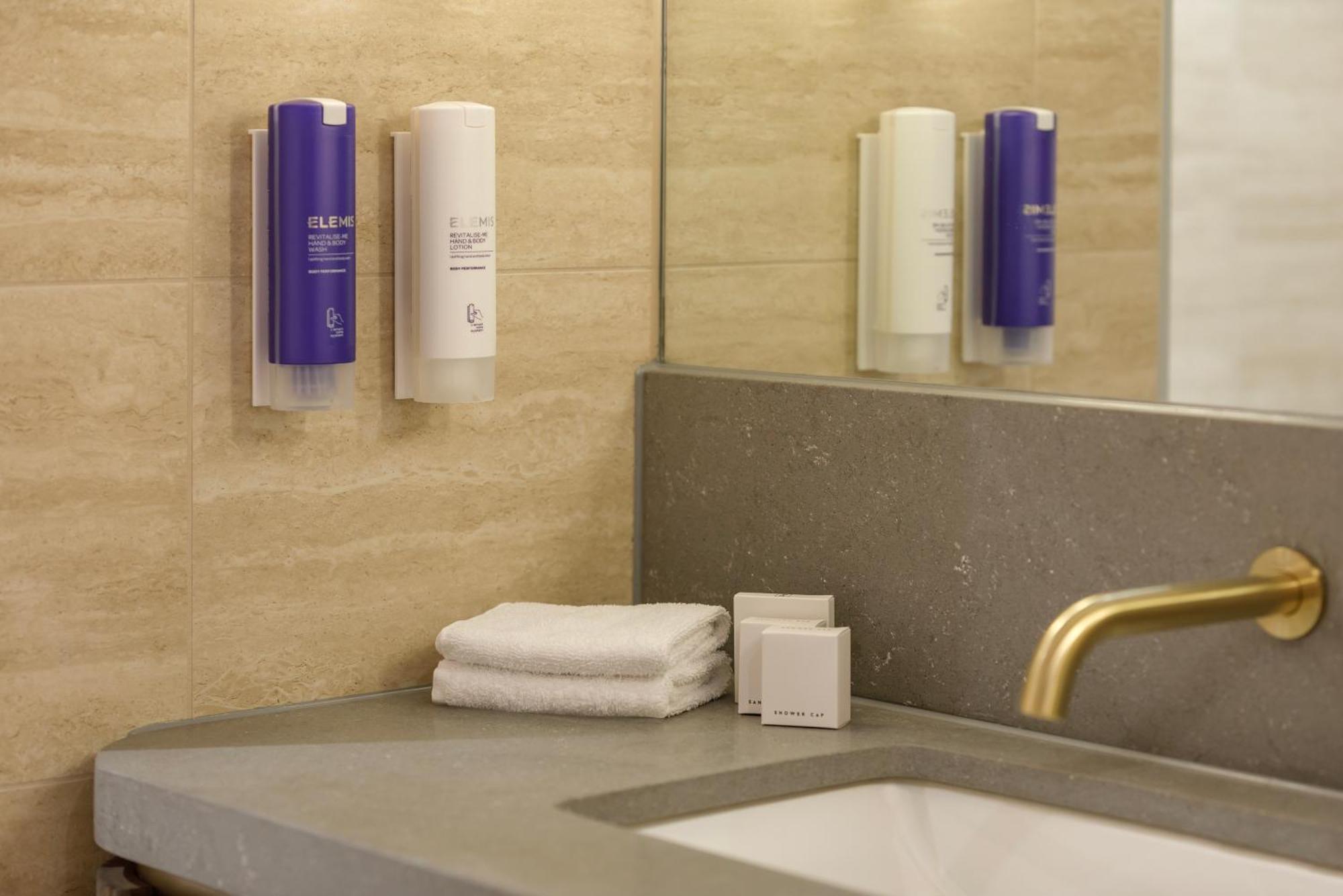 Amora Hotel Brisbane Zewnętrze zdjęcie A bathroom with the L:A Bruket products