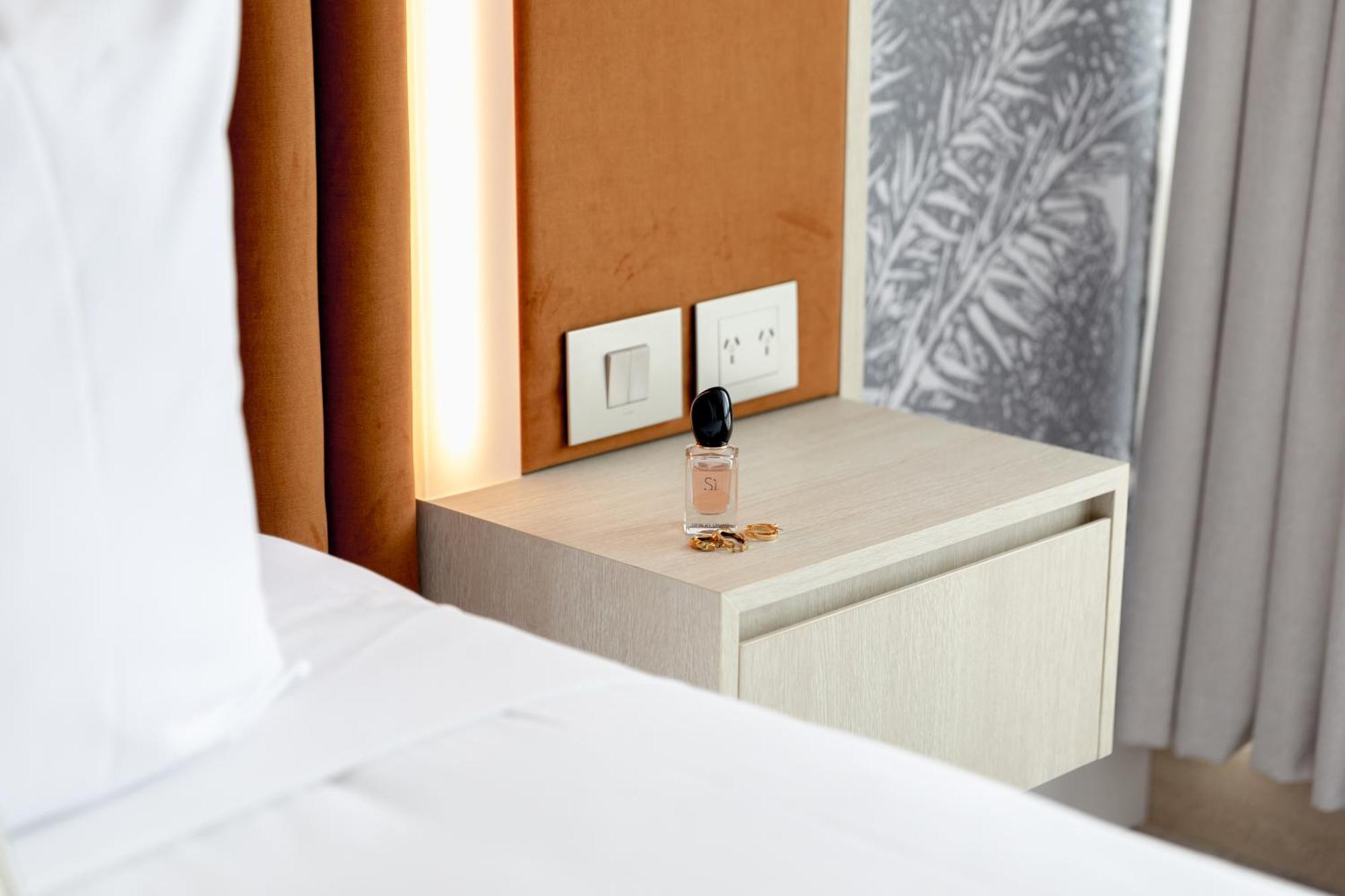 Amora Hotel Brisbane Zewnętrze zdjęcie A bottle of the scent