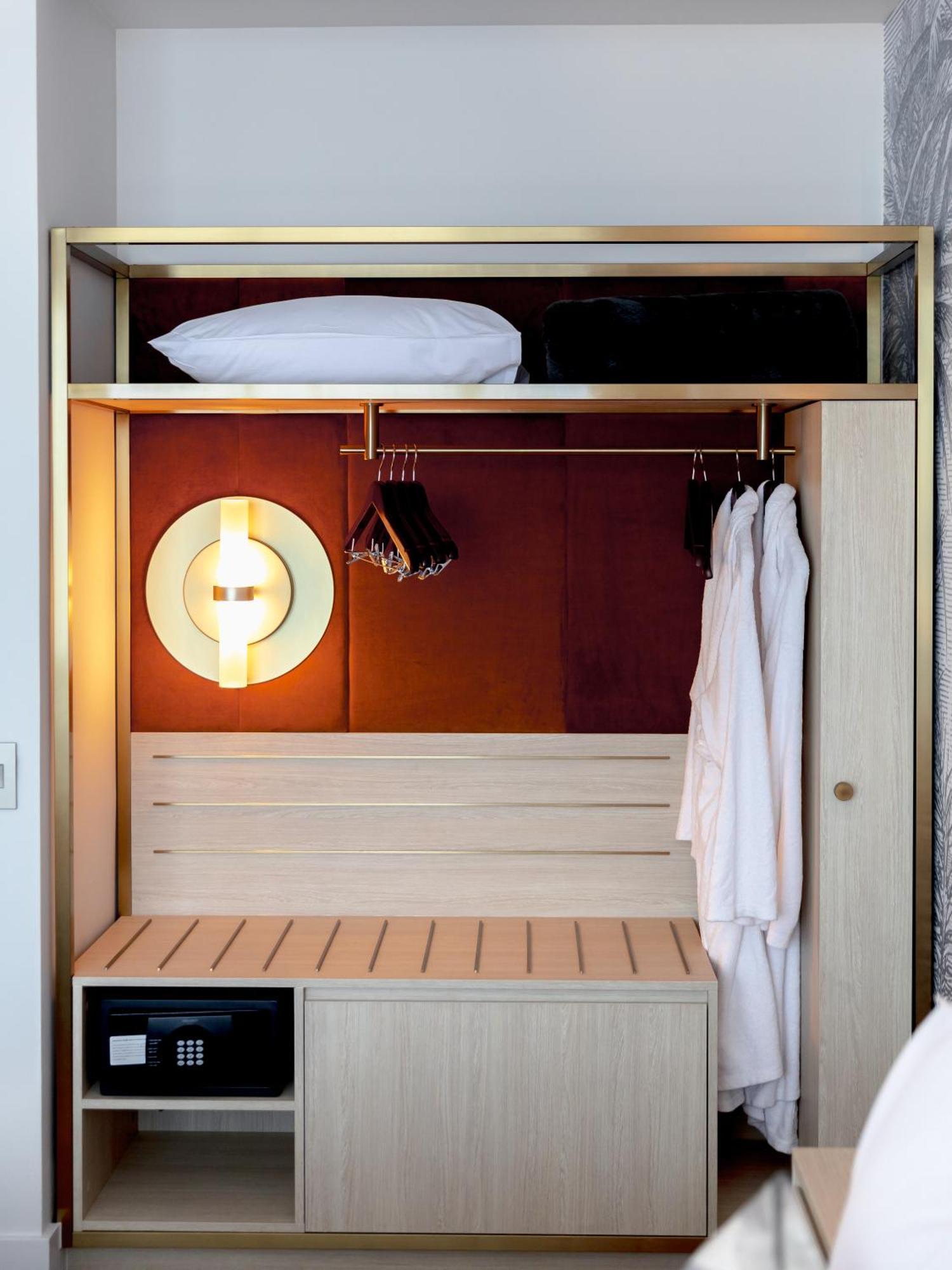 Amora Hotel Brisbane Zewnętrze zdjęcie A wall-mounted clothes rack