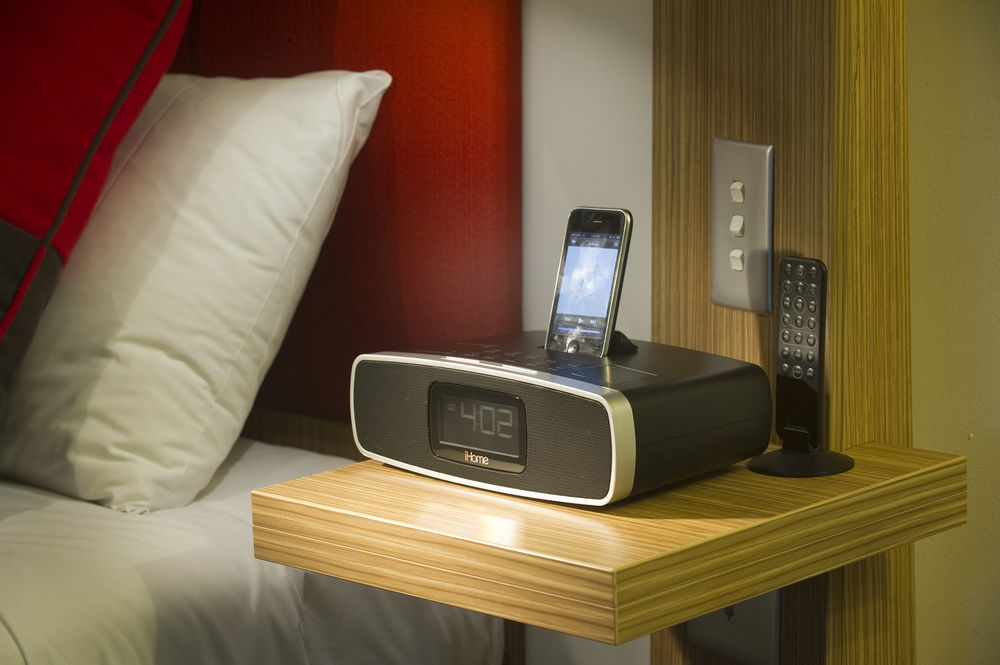 Amora Hotel Brisbane Zewnętrze zdjęcie A DAB radio with a docking station for a mobile phone